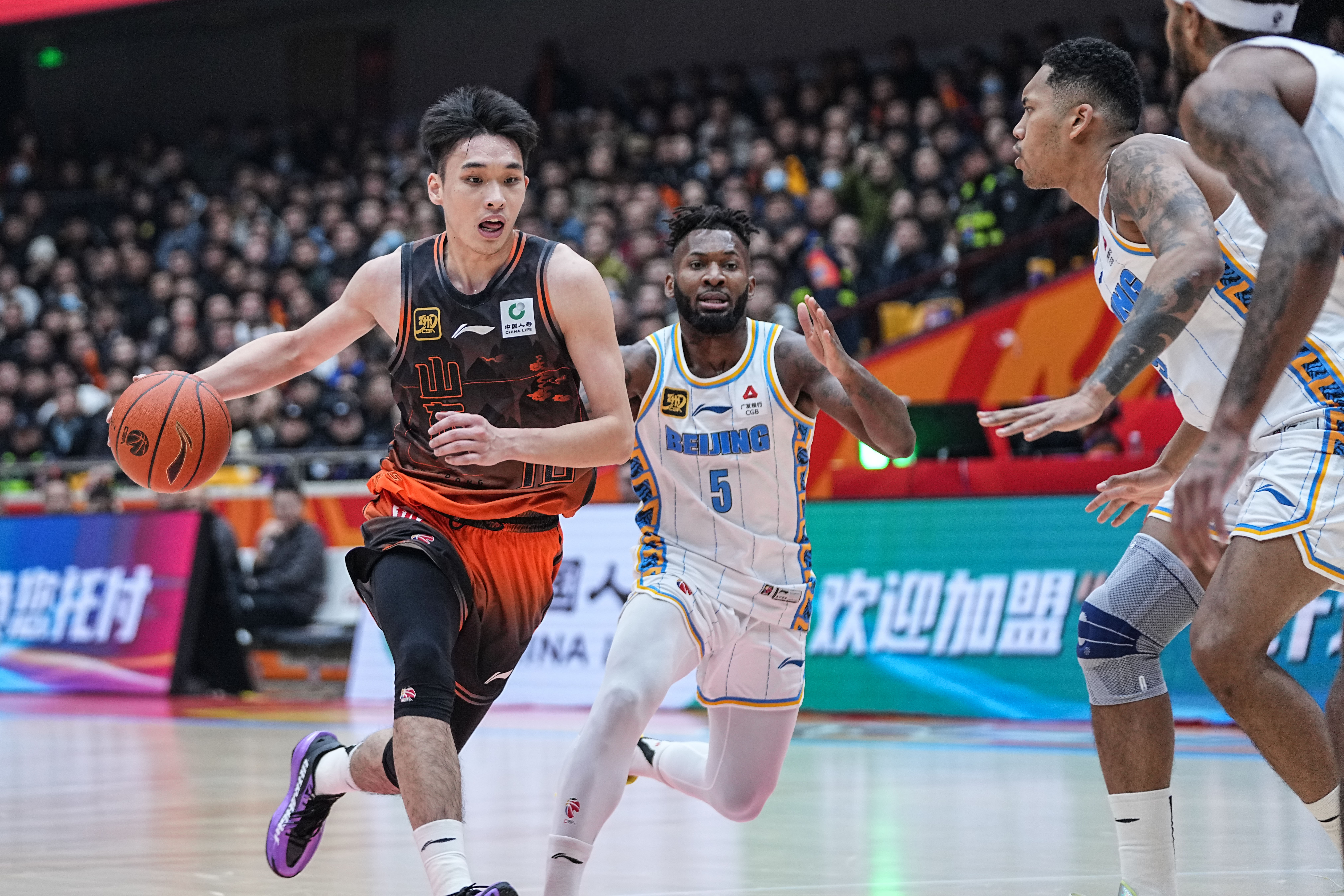 包含红蓝对决：两队火力全开展开激战的词条