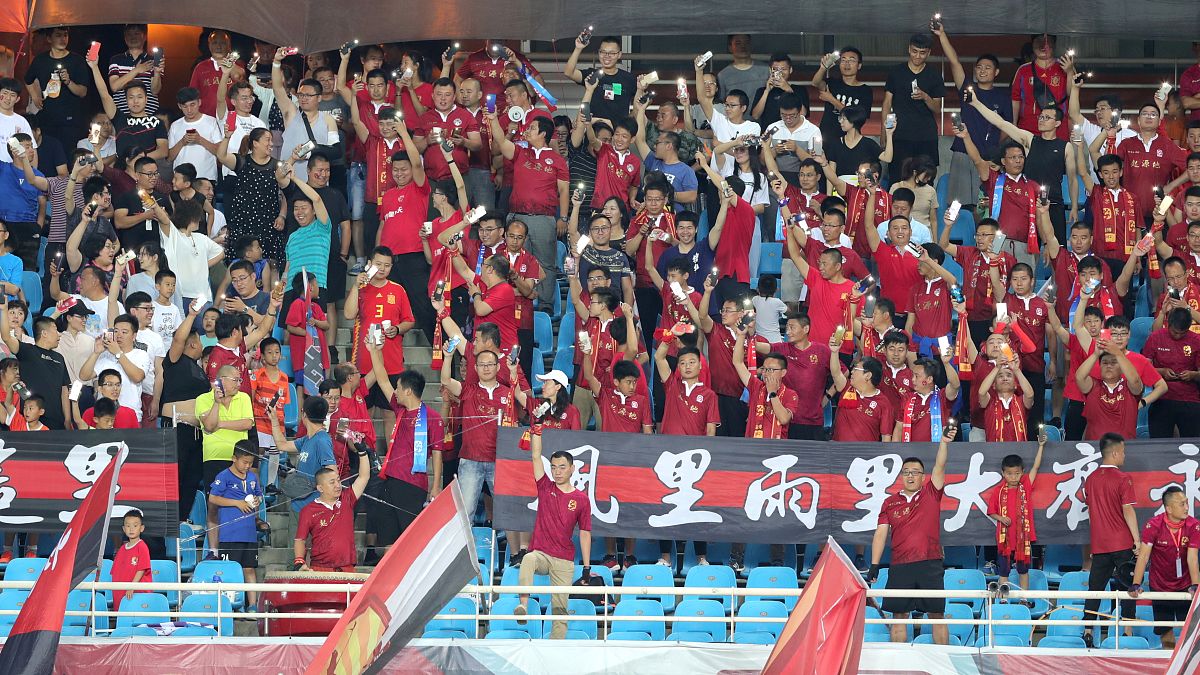 角逐激烈，球员拼尽全力，为荣耀而战的简单介绍