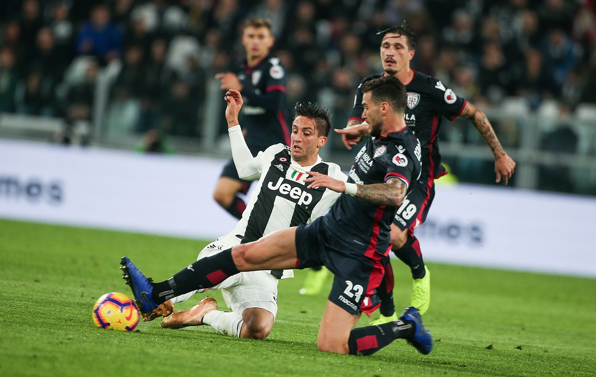 包含罗马客场战平卡利亚里，保持不败的词条