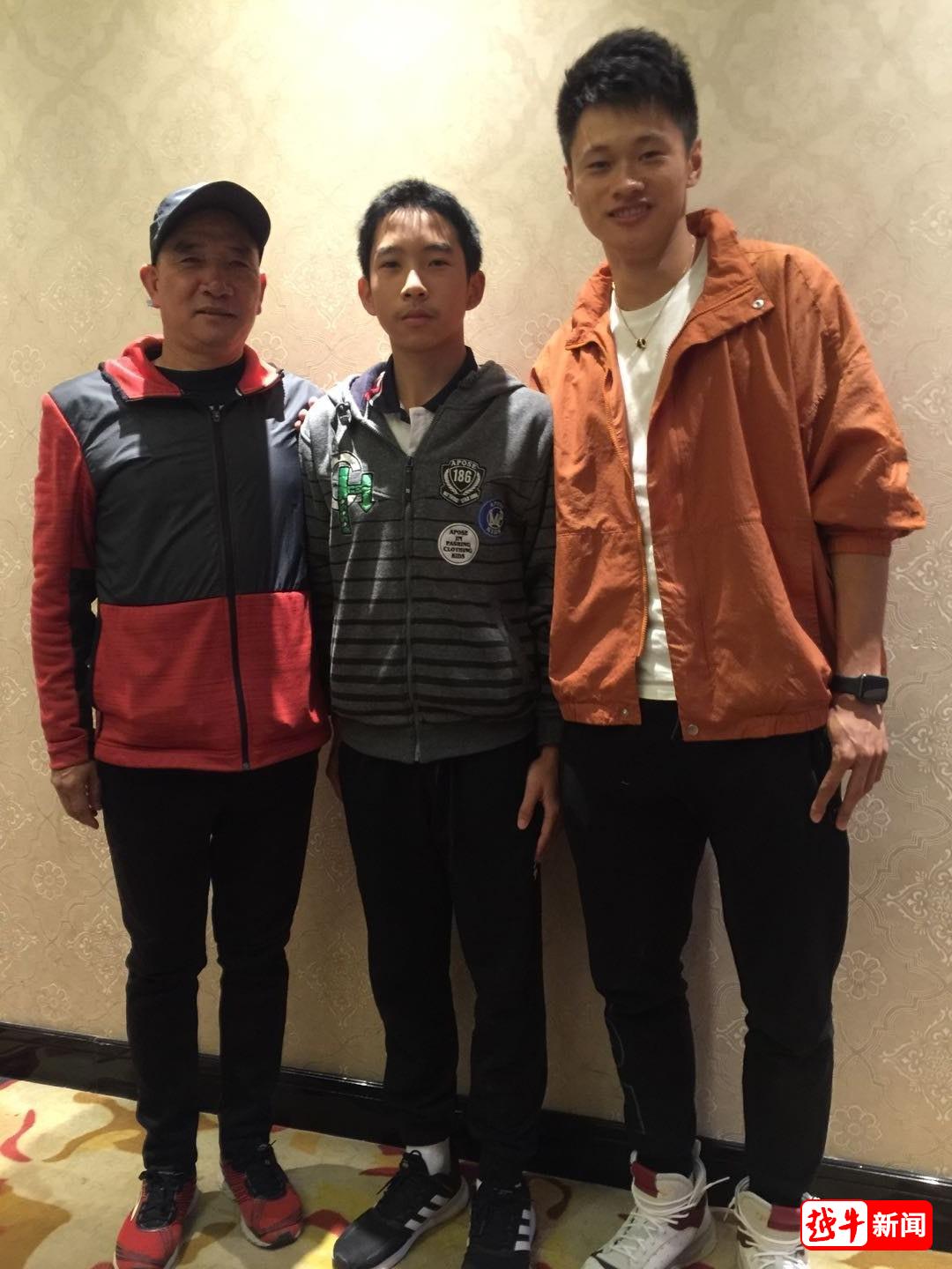 包含一路领先！领军运动员大放异彩的词条