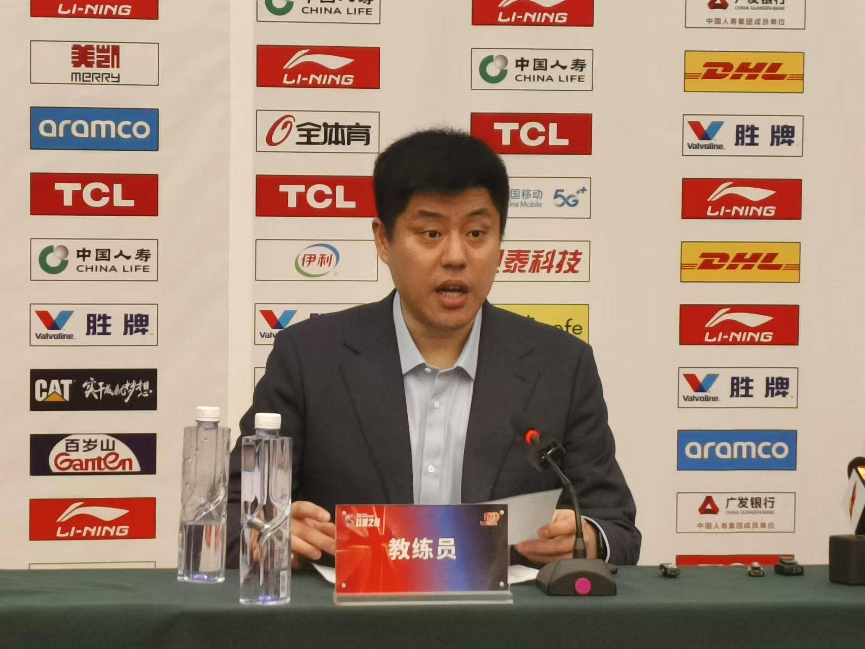 关于泰山场边指挥情绪激动，孙兴慜队员怒摔水瓶的信息