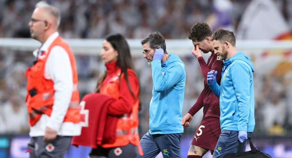 包含姆巴佩场边指挥情绪激动，格列兹曼队员怒摔水瓶的词条